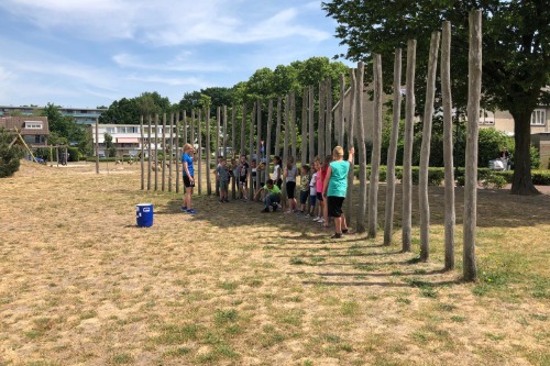Luisterende kinderen naar uitleg sportspel